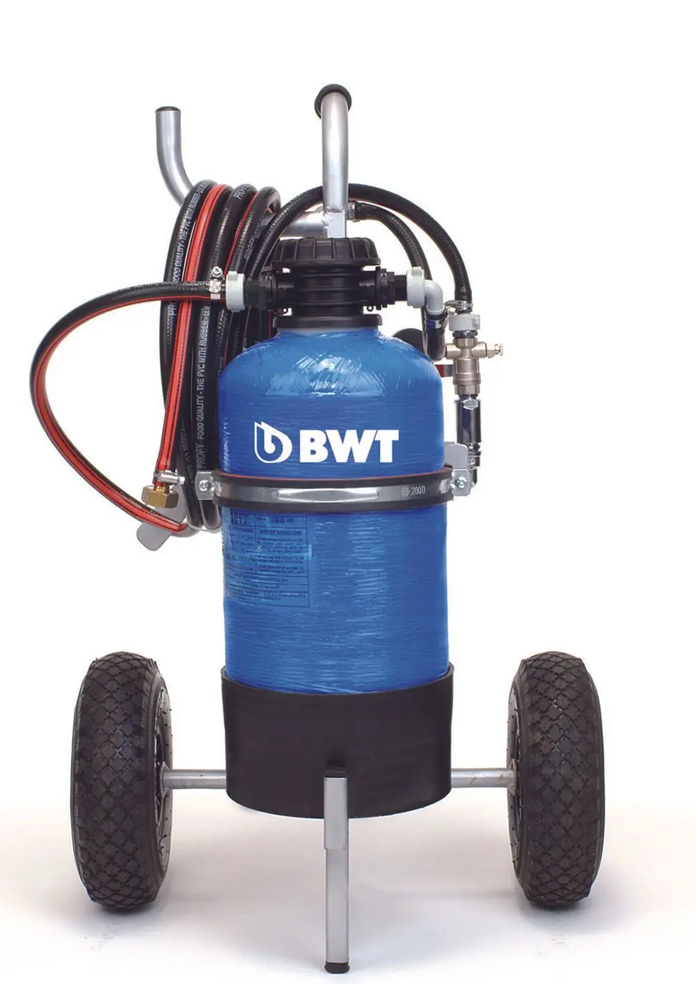 Mobile Heizungsbefüllstation mit blauer Drucktankkonstruktion, ausgestattet mit Schläuchen und Anschlussmöglichkeiten. Das Produkt trägt das Logo der Marke BWT.